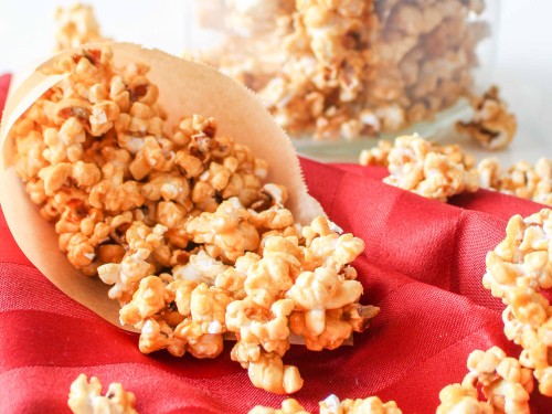 How can you choose the right popcorn kernels?